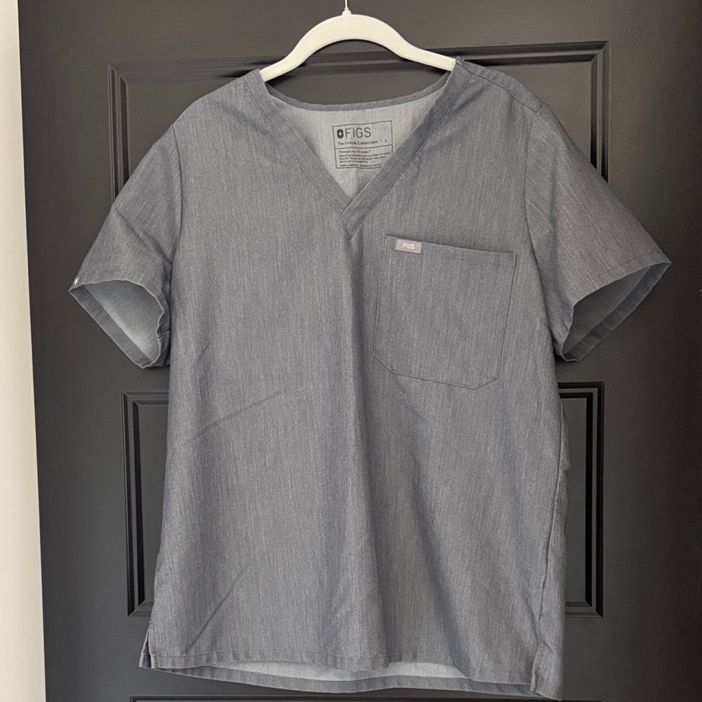 Figs Women's Short Sleeve V-Neck Tee in Gray